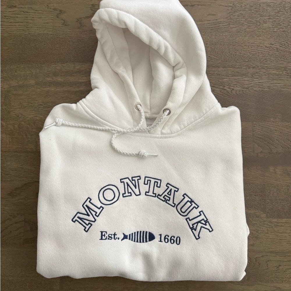 White Embroidered Montauk Hoodie with Embroidered Fish Design Size S 100% cotton - Picture 2 of 5